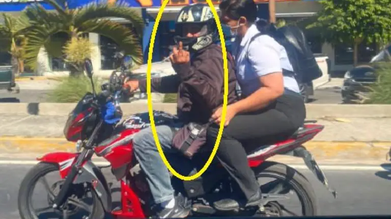 El maleducado me sacó el dedo