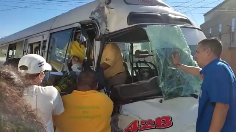 Rescatan a pasajera de la 42-B