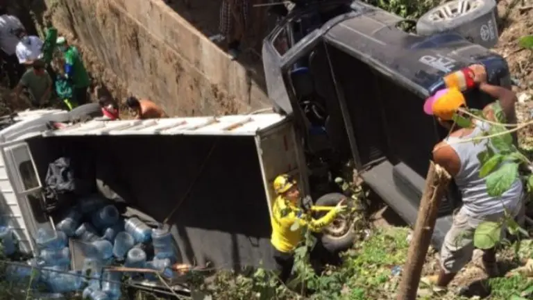 Rescatan a cuatro personas