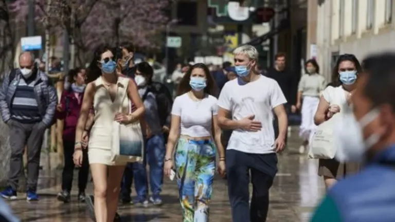 Atractivo con mascarillas