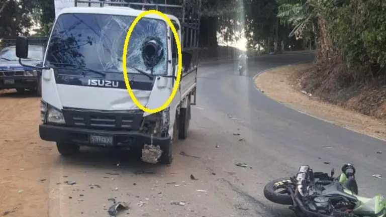Casco quedó incrustado
