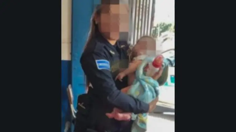 Rescatan a una recién nacida