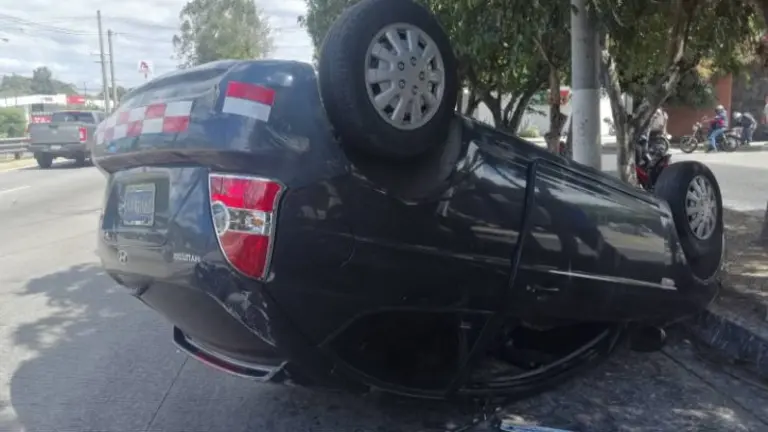 Conductora herida al volcar