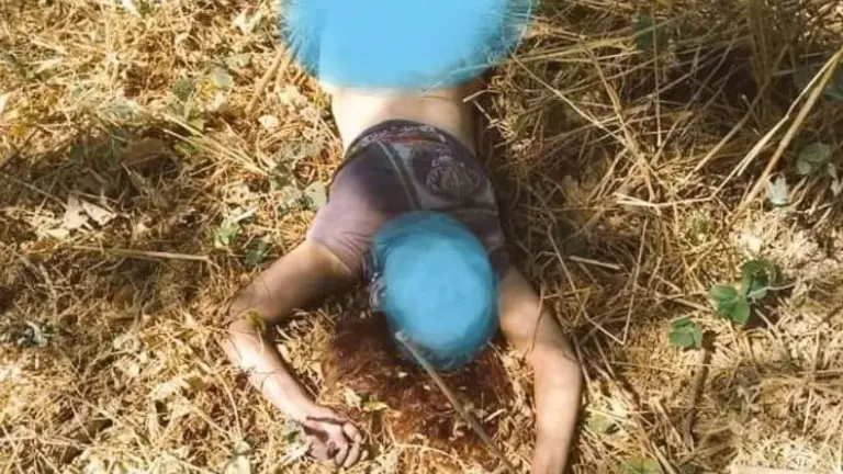 Violan y queman pies a mujer