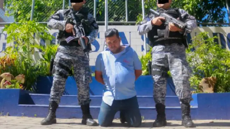 Por golpear a un adulto mayor