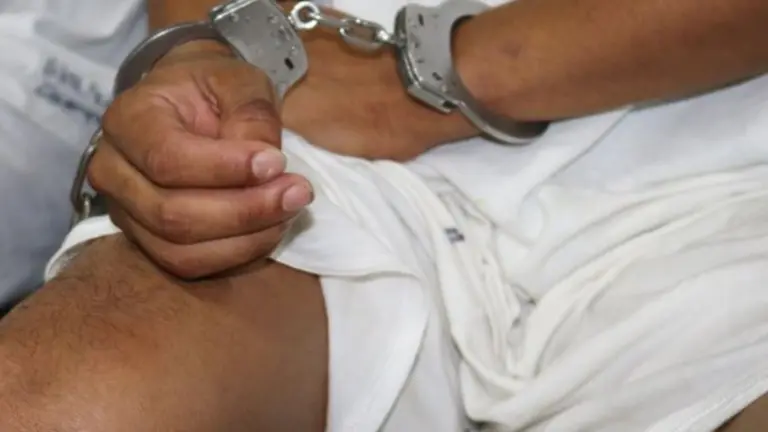 Hombre viola a adolescente