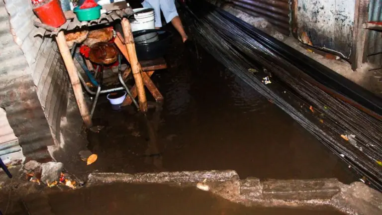 Treinta casas inudadas en la Cruz, Santa Tecla