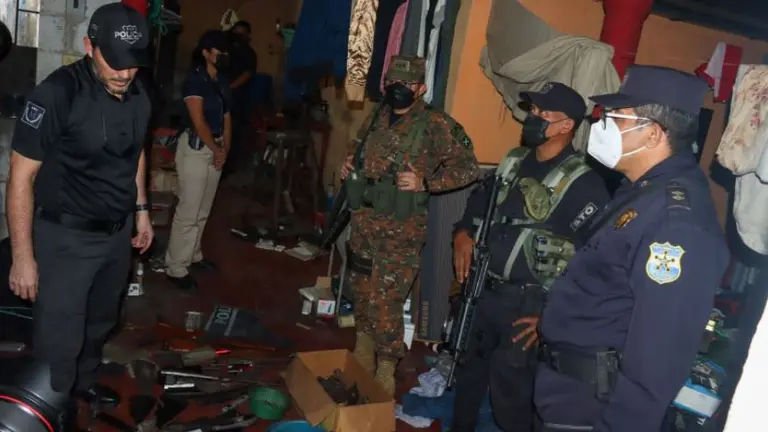 Policía es detenido en un taller