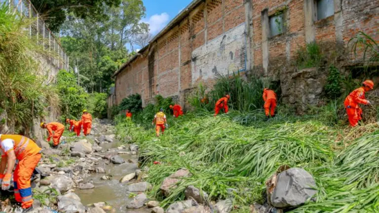 Limpieza en la quebrada El Garrobo