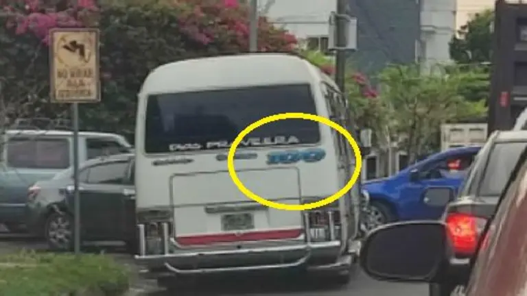 Microbusero de la 100 en Santa Tecla