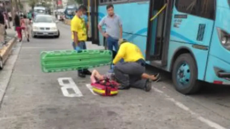 Se cayó de un microbús