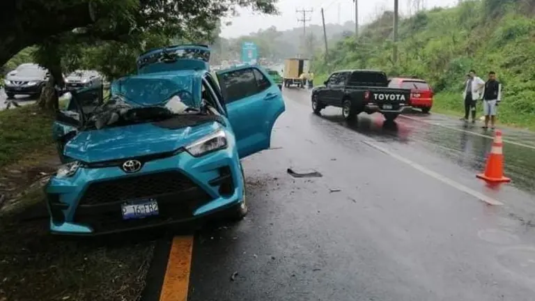 Empleado muere al chocar contra dos árboles