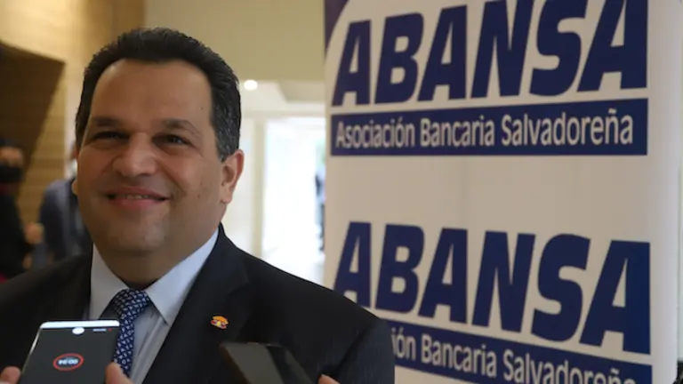 Reunión de banqueros afiliados a ABANSA en el Hotel Crown Plaza en San Salvador, el 25 de mayo de 2022.
