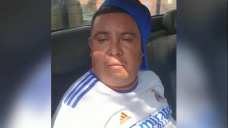 Conductor con camisa del Madrid