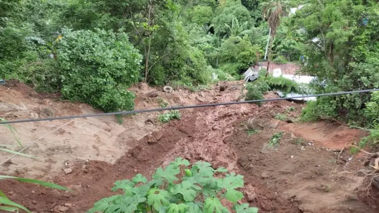 Cinco viviendas afectadas por derrumbe
