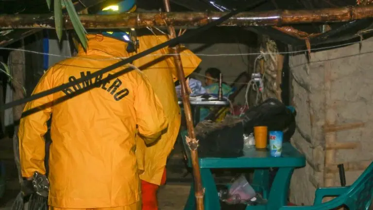 Familia evacuada en Cuscatlán