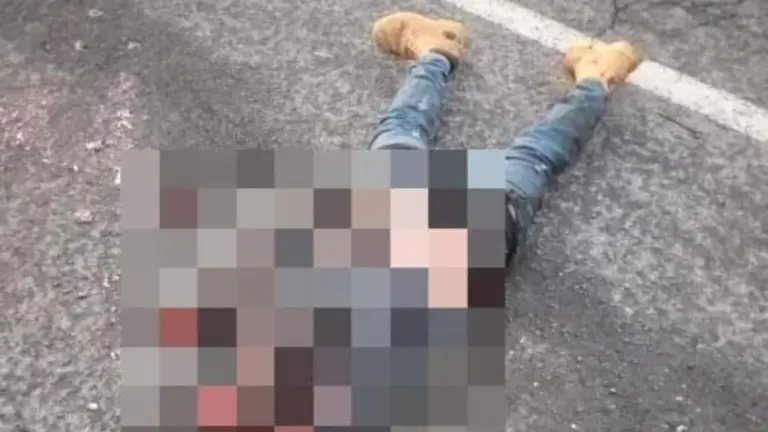 Se quedó dormido en la calle