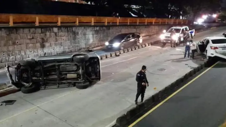 Vuelco en la Alameda Juan Pablo II