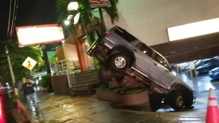 Conductor de camioneta pierde el control
