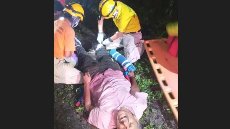 Rescatan a hombre que cayó en alcantarilla