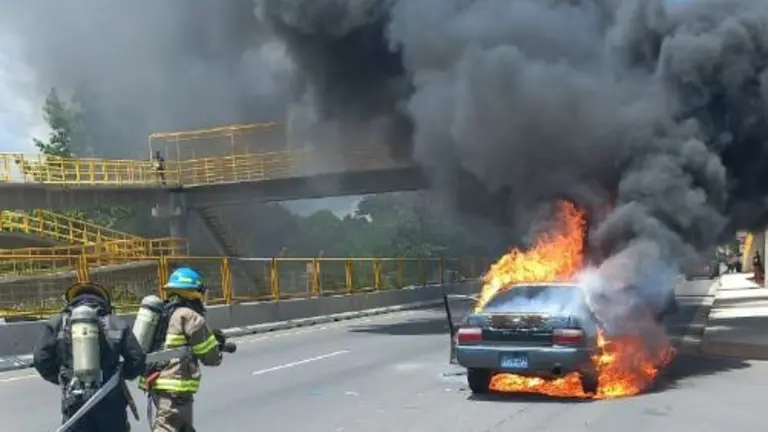 Incendio en carro en Zacatecoluca