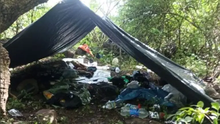 Dos muertos y un policía herido en un campamento