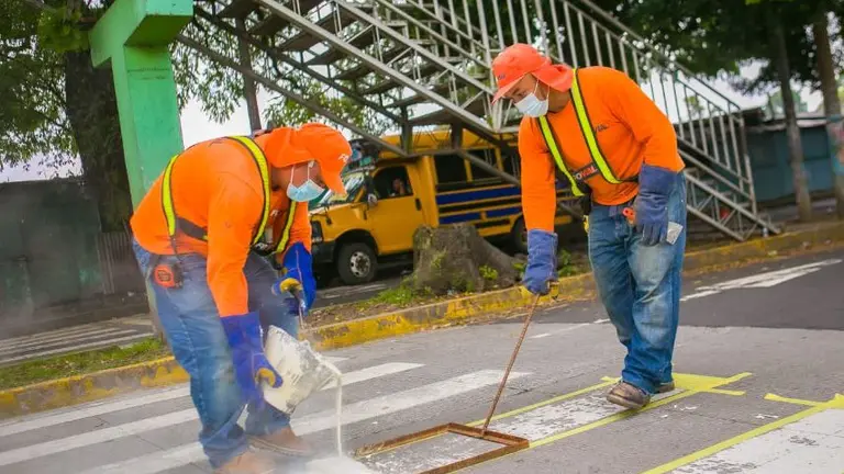 Trabajos de señalización en Santa Tecla