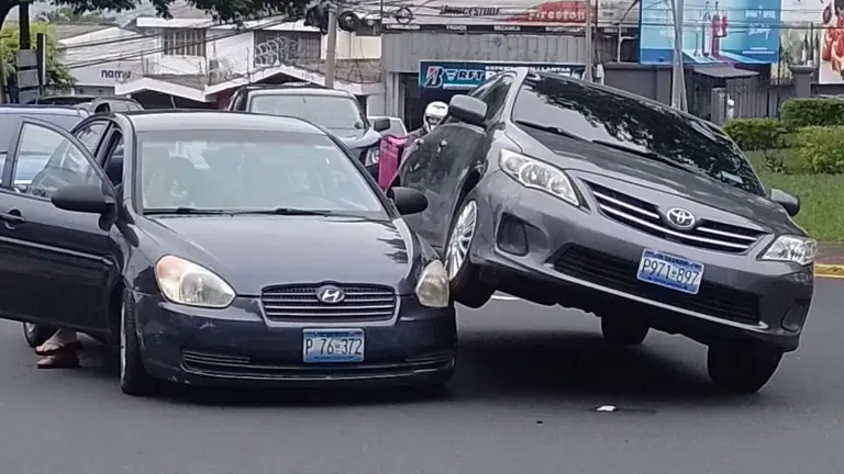 Vehículo quedó montado