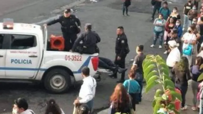 Policía convulsiona