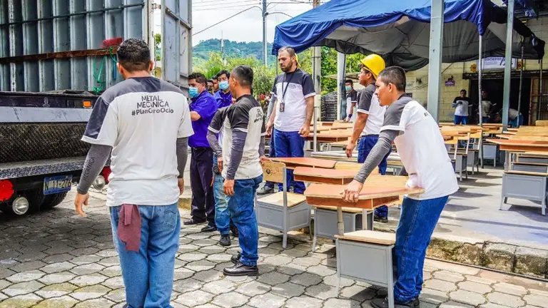 Pupitres elaborados por reos