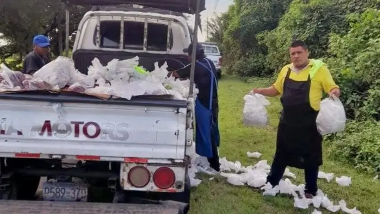 Tirando basura y lo multan