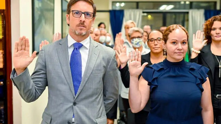 Juramentan a 40 extranjeros