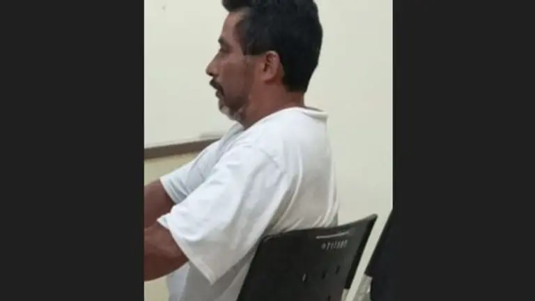 Tocó a una mujer en baño