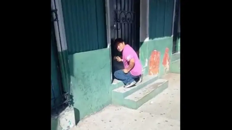 Sujeto tratando de abrir un local