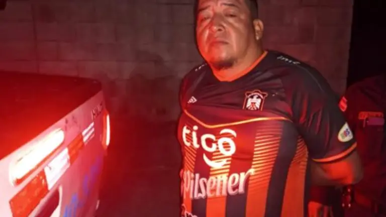 Les disparó a policías