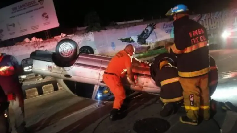 Vuelco de carro frente al MQ