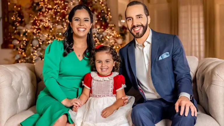 Presidente Bukele y la Primera Dama encenderán árbol