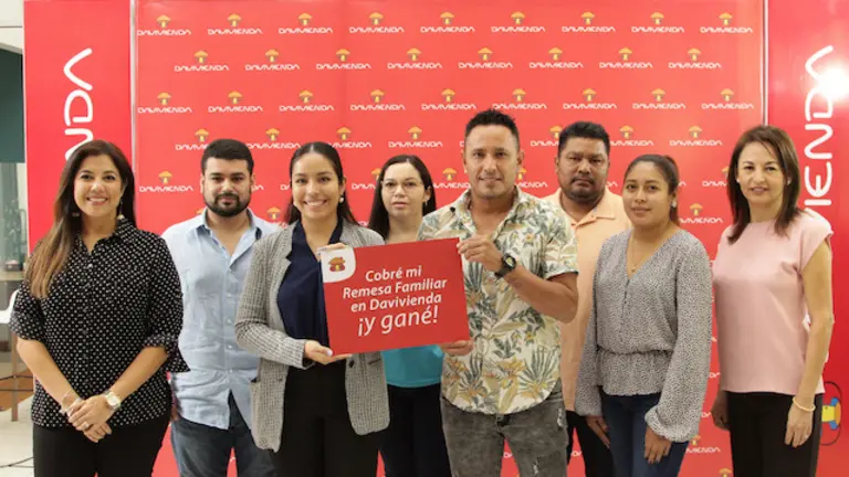 Entrega de Premios a clientes Davivienda que recibieron sus remesas familiares desde Estados Unidos por medio de Banco Davivienda, durante conferencia de prensa el 12 de enero de 2023, en la Agencia de Centro Financiero en San Salvador.
Foto DAVIVIENDA/ Salvador MELENDEZ