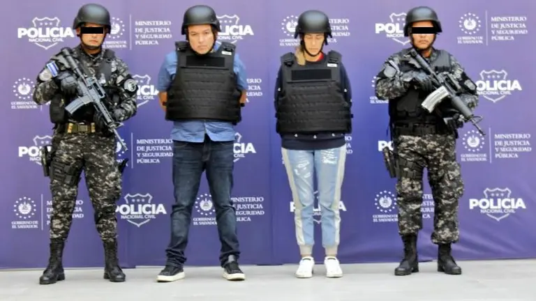 Colombiana y salvadoreño