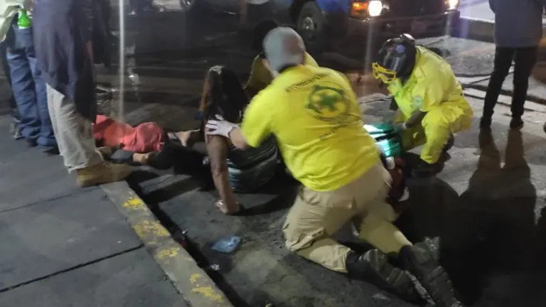 Mujer sufre caída frente a Plaza Mundo