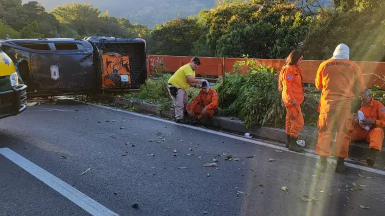 Cinco bomberos lesionados