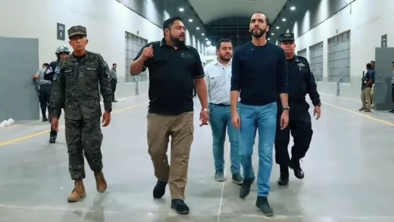 Presidente Bukele realiza recorrido en megapenal