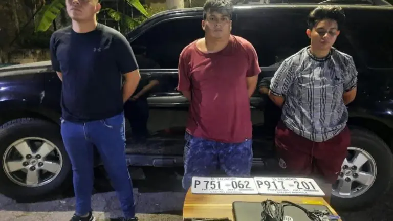 Tres jóvenes abrían carros