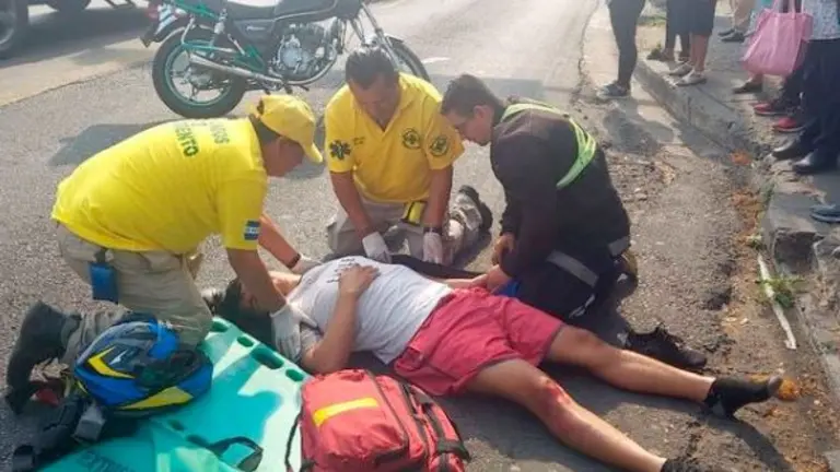 Motociclista embestido frente al Parque Infantil