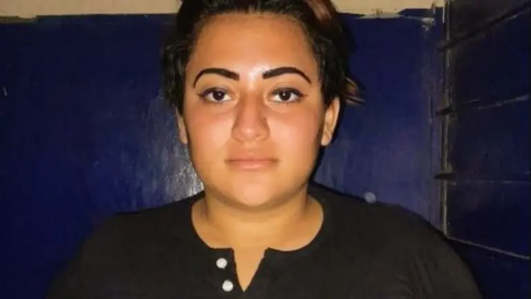 Guatemalteca con fusil AK-47