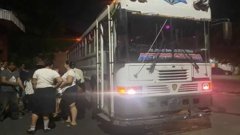 Se cayó de autobús