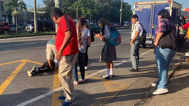 Niña cae de autobús La Ceiba de Guadalupe
