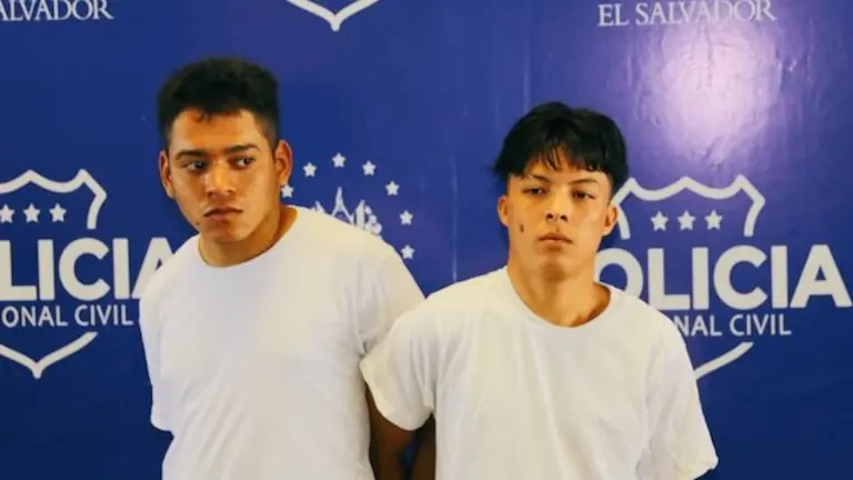 Óscar Alejandro Cortez (Barrio 18R) y a Juan Carlos Rodríguez Alfaro, detenidos por matar a golpes a hombre el domingo 9 de julio.