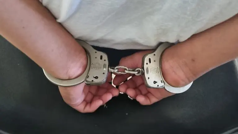 Esposado condenado