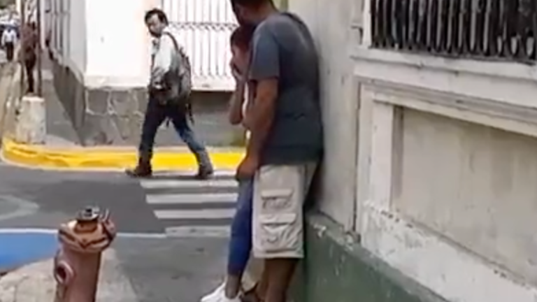 Hombre golpea a mujer en Santa Ana